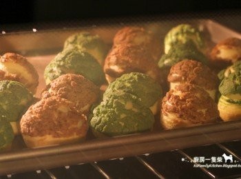 step13: 放入預熱至200度C(392度F)的烤箱中烘烤10分鐘，將溫度調整為190度C(374度F)再烘烤10分鐘；再將溫度調整為180度C(356度F)再烘烤15分鐘到表面金黃，最後關火悶10分鐘即可出爐。