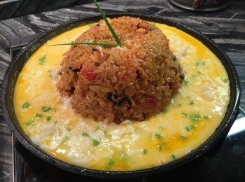 step11: 在蛋漿的表面撒上適量芝士絲（約1杯），喜歡濃郁的可加多點芝士。