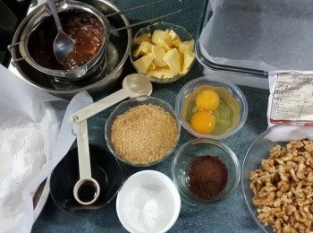 step1: 預備所有材料:牛油120g,砂糖120g,雲尼拿油1茶匙,雞蛋2隻約110g,低筋麵粉65g,可可粉10g,泡打粉半茶匙
黑朱古力96g,合桃肉120g,防潮糖霜適量.
先將黑朱古力96g座熱水座溶備用，合桃切幼粒
長方形焗盤舖定牛油紙，牛油紙要與焗盤剛好一樣尺寸