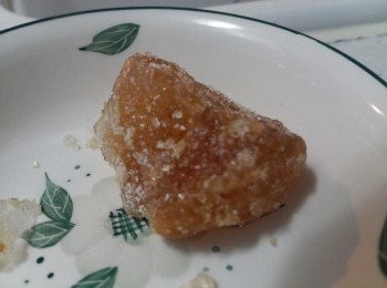 step6: 下五花腩及冰糖, 再加清水至蓋過五花腩, 輕輕拌勻, 煮滾後蓋上鍋蓋, 轉最小火