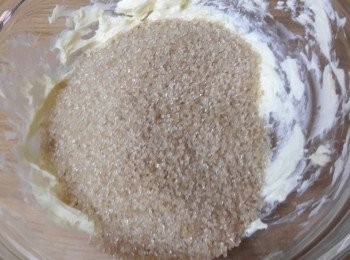 step2: 奶油放軟後打至泥狀 , 再加入黃砂糖拌勻 , 不用拌太勻 , 看到砂糖沒溶也沒關係