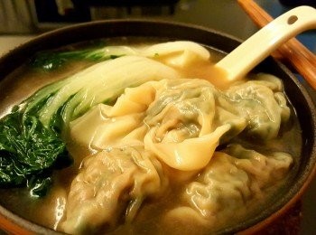 step8: 燒滾一鍋水將雲吞出水煮熟，水再滾後雲吞浮水面為熟，另燒滾一鍋雞湯，加入麻油及胡椒粉，水滾後放入雲吞加熱，加點蔥即成，很有麵檔風味的呢