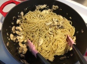 step4: 另一個鑊同時熱鑊放入12g牛油，待熱後加入蒜蓉和黑松露醬小火炒香，轉中火加入磨菇和1茶匙鹽繼續炒3-4分鐘，最後加入意粉，香草，1茶匙鹽炒2分鐘，上碟後放上帶子便完成了。