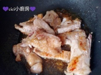 step4: 原鑊加入醬汁，沸後, 將豬扒回鑊, 快速兜勻, 即成。