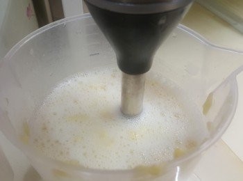 step6: 用食物處理器將榴槤奶打至幼滑。