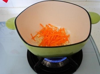 step3: 將高麗菜絲紅蘿蔔絲與金針菇絲及所有調味料放入翻炒均勻