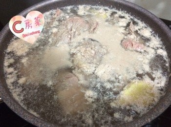 step1: 先將牛筋腩用薑出水