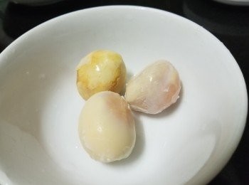 step3: 放涼後取出蛋黃搓碎至幼細