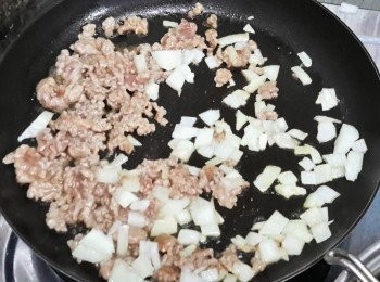 step3: 熱鍋下油，先下豬肉，炒半分鐘，然後下洋蔥炒數下
