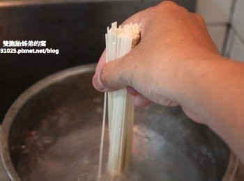 step6: 將麵放在中間後，鬆手放開讓它散落。