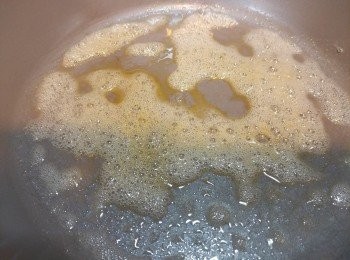 step2: <span class="group_2">焦糖醬油水</span>：冰糖30g 加入50ml水用中火煮至焦糖， 小心很容易燶的； 加入生抽，老抽和酒煮熱。