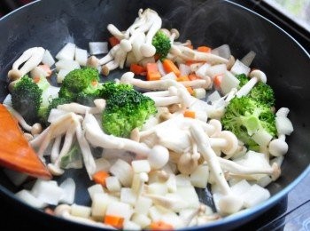 step3: 將其他準備好的<span class="group_1">食材</span>下鍋拌炒