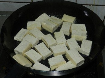step1: 黑鼎先熱好，入沙拉油，再入切好的板豆腐煎