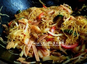 step10: 最後加入米粉及<span class="group_2">調味料</span>拌勻炒至汁料半收乾即可