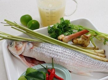 step1: 烏頭魚清洗乾淨，去除內臟，用小刷刷去肚內黑膜 （因黑膜是用來分隨開魚肚和保護其內臟，會沉積水中的污染物質，沒有清理乾淨會令魚帶有腥味）。之後取半茶匙鹽抹勻魚身及肚內醃漬一會。
