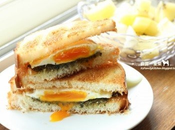 step7: 除了義大利麵，青醬拿來抹吐司或切片麵包也很適合。

先將麵包放入小烤箱中烤酥，再抹上一層青醬，續烤約1分鐘取出，放上半熟蛋，想更豐盛一點可以再放片起司，兩片麵包夾起，再來杯咖啡、一盤水果，美好的一天就從這頓開始囉!