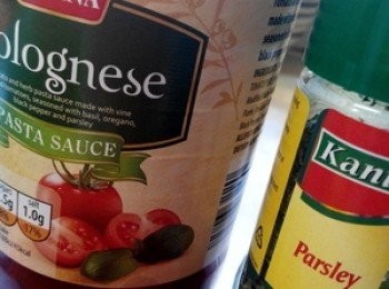 step2: 在煮意大利面的sauce同時就可以在另外1個鍋加入8杯水，水開了後放入意大利面，放入面之後煮8分鐘。或是煮到面熟了才撈起。