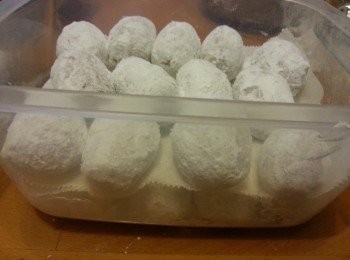 step5: 如一次過不能食得晒就用牛油紙隔開,方便放入雪櫃儲存留待下次取出炸熟食用