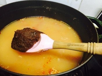 step5: 加入麵豉醬攪拌，中火煮溶麵豉