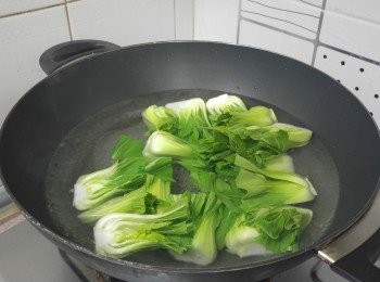 step4: 小棠菜開邊煮熟排在碟上
