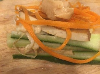 step4: 米紙用暖水浸軟後，塗花生醬料，加入蔬菜材料後，捲起即可。