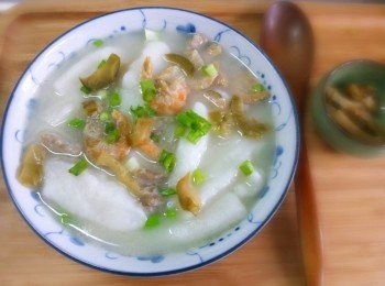 step5: 將所有粉仔加入濃湯中煮15分鐘，加入蔥花/冬菜即可。