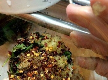 step2: 再將蒜頭/辣椒切碎，跟金不換及所有材料，放入攪拌器中打成蓉即可！