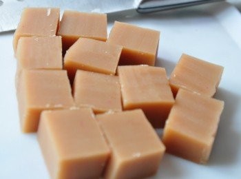 step1: 將年糕對等切成方塊狀