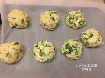 step4: 在冰箱取出後用手輕揉麵糰，再分成7-8個等分，整成2公分高的圓形，放在鋪好烘培紙的烤盤上