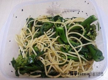 step4: 將醬汁倒入芥蘭和意粉裏面蓋好蓋子遙勻後可以進食。