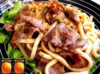 step3: 預先在碟上鋪上生菜裝飾,烏冬炒好上碟,最後撒上蔥花。