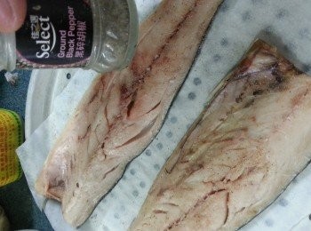 step2: 再灑上適量黑椒碎