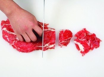 step2: 牛肉切成長約5cm 方便吃的大小。