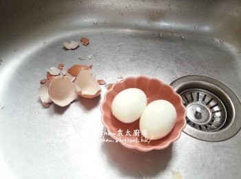 step3: <a href="https://bit.ly/3zHU5V3" target="_blank" data-keyword="雞翼" class="guide-link"><strong>雞翼</strong></a> <span style="display:inline-block;vertical-align:middle;margin-top:-3px;color:initial;border-radius:3px;padding:2px 3px;font-size:12px;line-height:14px;background:#87d300;color:#fff;">即買</span> 用水沖一沖洗後抹乾水份 , 雞蛋盛起待涼去殼