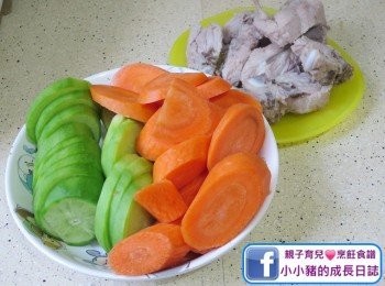 step2: 青紅蘿蔔洗淨去皮切件；豬骨洗淨汆水~