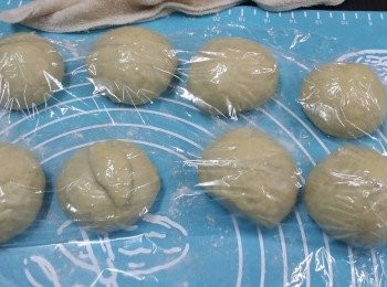 step2: 將麵團分成 8 個小團, 搓圓後用保鮮紙蓋上, 靜待 15 mins .... 

** 8 小團, 做出既包會同街買既差唔多大細 ... 隨每個人喜好 **