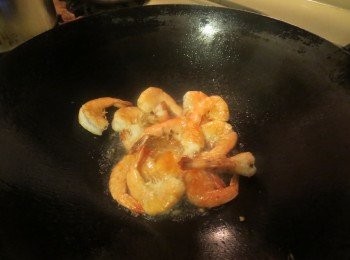 step3: 锅内放稍多的油，烧至6、7成热时分批次下大虾煎炸，每面1-2分钟即可