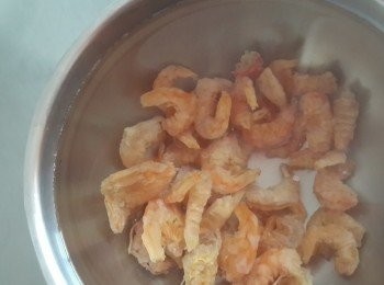 step1: 白菜洗淨切好,蝦米稍微泡一下水~ 泡蝦米的水不要倒掉喔