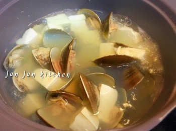 step3: 水滾放豆腐煮3分鐘，加入大蜆煮大概3分鐘至開口。