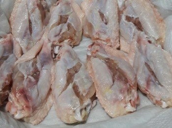 step1: 將<a href="https://bit.ly/3zHU5V3" target="_blank" data-keyword="雞翼" class="guide-link"><strong>雞翼</strong></a> <span style="display:inline-block;vertical-align:middle;margin-top:-3px;color:initial;border-radius:3px;padding:2px 3px;font-size:12px;line-height:14px;background:#87d300;color:#fff;">即買</span> 解凍後，反轉切一至二刀，(這樣可以入味和快熟，又可保持表面光滑)，用廚紙索乾水，用調味料<span class="group_2">醃味</span>半小時。