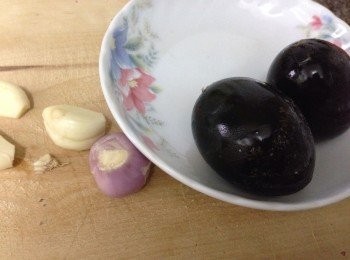 step1: 將皮蛋去木糠泥洗淨去殼切塊備用