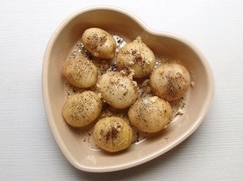 step3: 將切好的馬鈴薯放入烤盤裡,撒上調味料,淋上橄欖油,送進烤箱以180度c烘烤至馬鈴薯表面金黃, 內部鬆軟即可。時間約20-30分鐘左右。