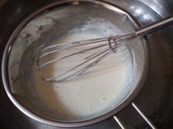 step1: 忌廉和牛奶坐熱水拌溶，一直坐熱備用