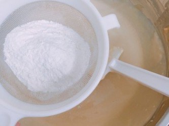 step3: 加入低筋麵粉。