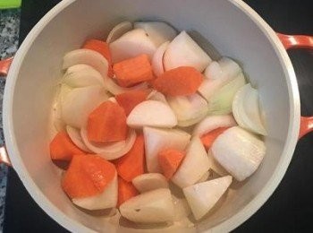 step5: 接著炒紅蘿蔔與白蘿蔔；