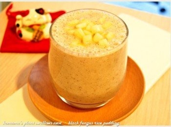 step4: 用果汁機將<span class="group_1">食材</span>攪拌均勻後，倒入杯中，並放入蘋果丁。