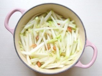 step3: 加入蒲瓜絲拌炒一下,加入1~2湯匙的蝦米水。
