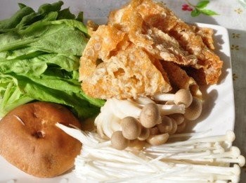 step1: 依據個人洗好準備簡單<span class="group_1">食材</span>:鮮香菇、金針菇、鴻喜菇、豆皮、茼蒿洗淨備用