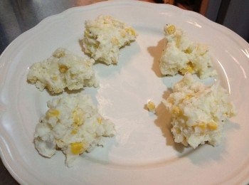 step1: 把馬鈴薯蒸熟，用叉子擣碎後，加入適量美乃茲和玉米粒拌勻，然後分成5顆小丸