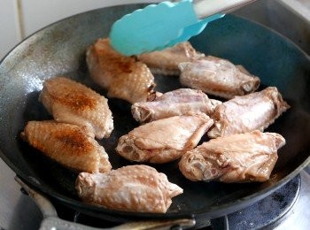 step4: 以中大火燒熱油，放入<a href="https://bit.ly/3zHU5V3" target="_blank" data-keyword="雞翼" class="guide-link"><strong>雞翼</strong></a> <span style="display:inline-block;vertical-align:middle;margin-top:-3px;color:initial;border-radius:3px;padding:2px 3px;font-size:12px;line-height:14px;background:#87d300;color:#fff;">即買</span> ，每面煎 1 – 2 分鐘至表面金黃色。